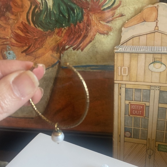 Kendra Scott Charm Hoop Earrings Set. Vintage Gold - Picture 6 of 10